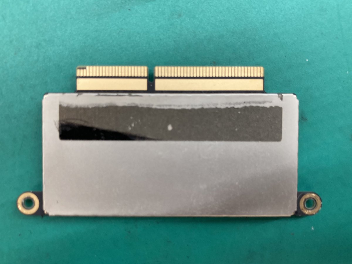 MaclabM's tweet image. こちらはMacBookProタッチバー無しの2016モデルものをSSDを交換していきます。こちらのモデルはSSD交換作業にかなりの難易度が要ります。MacLabではこちらの作業が可能でございます。右側⇨にあるシルバーのものがSSDになります、3枚目の写真、黒いSSDに交換していきます #MacLab #MacBookPro #iMac