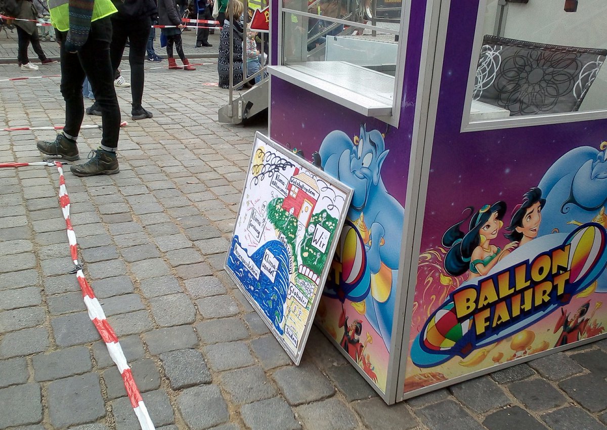 Lüneburg streikt gemeinsam auf Abstand #KeinGradWeiter. In festen Blöcken zwischen Absperrband und Buden für den anstehende Stadtrummel - grotesk, aber trifft den Zahn der Zeit und die Absurdität aktueller Prioritäten wohl ganz gut. Danke @fff_lueneburg!#FightClimateInjustice