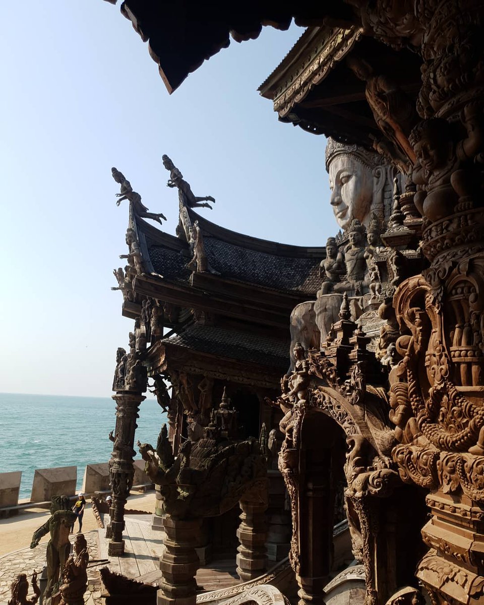 mrvoyage1's tweet photo. Thaïlande car ce n'est pas du tout mon genre de destination heureusement que ce temple sublime a rendu mon expérience dans cette ville agréable #pattaya#templedelaverité#thaïlande🇹🇭#asie#travel#world#casadepapel#theoff https://t.co/1b1oyAqY4B