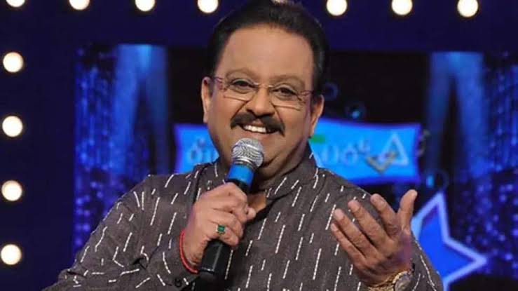 santhosh_srini's tweet photo. பிறப்பவர் யாவரும் ஒருநாள் இறப்பவரே என்ற பொதுவான கருத்து சிலரின் மறைவின்போது மட்டும் உடனடியாக ஏற்றுக்கொள்ள முடிவதில்லை ... காலம் உள்ளவரை உங்கள் குரல் எங்கள் காதுகளில் ஒலித்துக்கொண்டே இருக்கும்... #RIPSPBSir #LegendSPB https://t.co/GpQ8X2JqhC