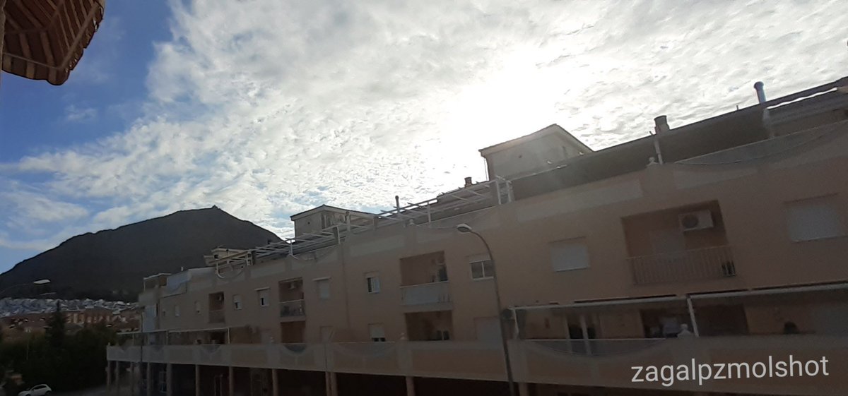 JuanCarpzmol's tweet photo. Mañana fresca del viernes... 10.05 h @1967fct
@anamaria190977 @bercutero @meteo_fuensanta @javioru @Mariche_C @Beatrizxy @coko9718 @josep_pujol1 @llamp_ @PeinadoArias @MeteoPuertoViej @mercedeshosg @xusvalencia @HARROW_h @PresumodeMalaga #rayosdelsol #sunrays #clouds #nubes https://t.co/fs0rWFuGoN