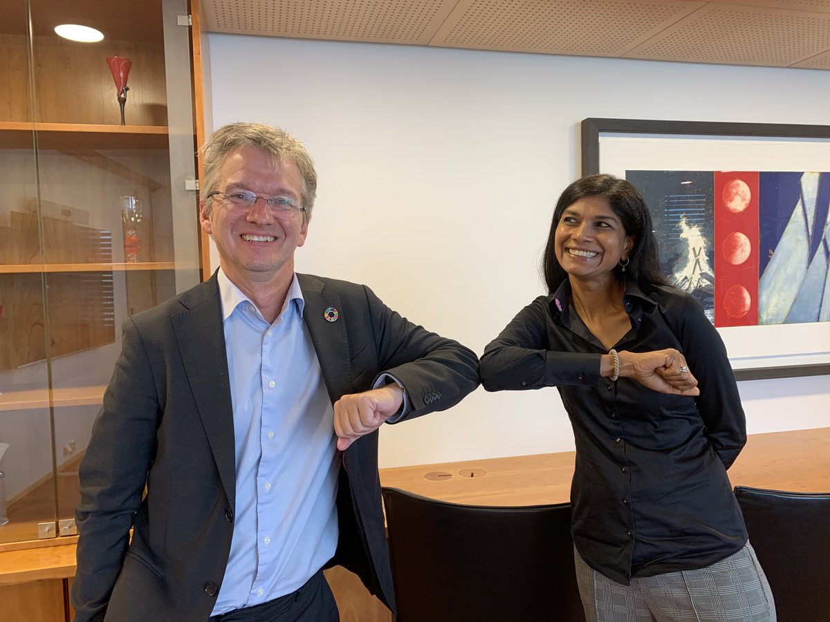 Flott innspillsmøte om klima- og miljøpåvirkning til arbeidet med stortingsmelding om den digitale grunnmuren! Gode innlegg, og et tankevekkende åpningsforedrag fra sjefsstrateg Laxmi Akkaraju i <a href="/GSMA/">GSMA</a> (på bildet sammen med <a href="/paulchaffey/">Paul Chaffey</a>)  #Itpol #bærekraft bit.ly/3i1HiUN