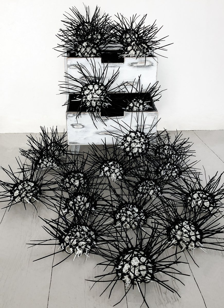 #OneDayOneMember
Eva Witter-Mante

»Ausbruch« 2019, bedside table, cable ties, 45,5 x 35 x 140 cm
eva-witter.de

sculpture network profile: sculpture-network.org/en/view/profil…