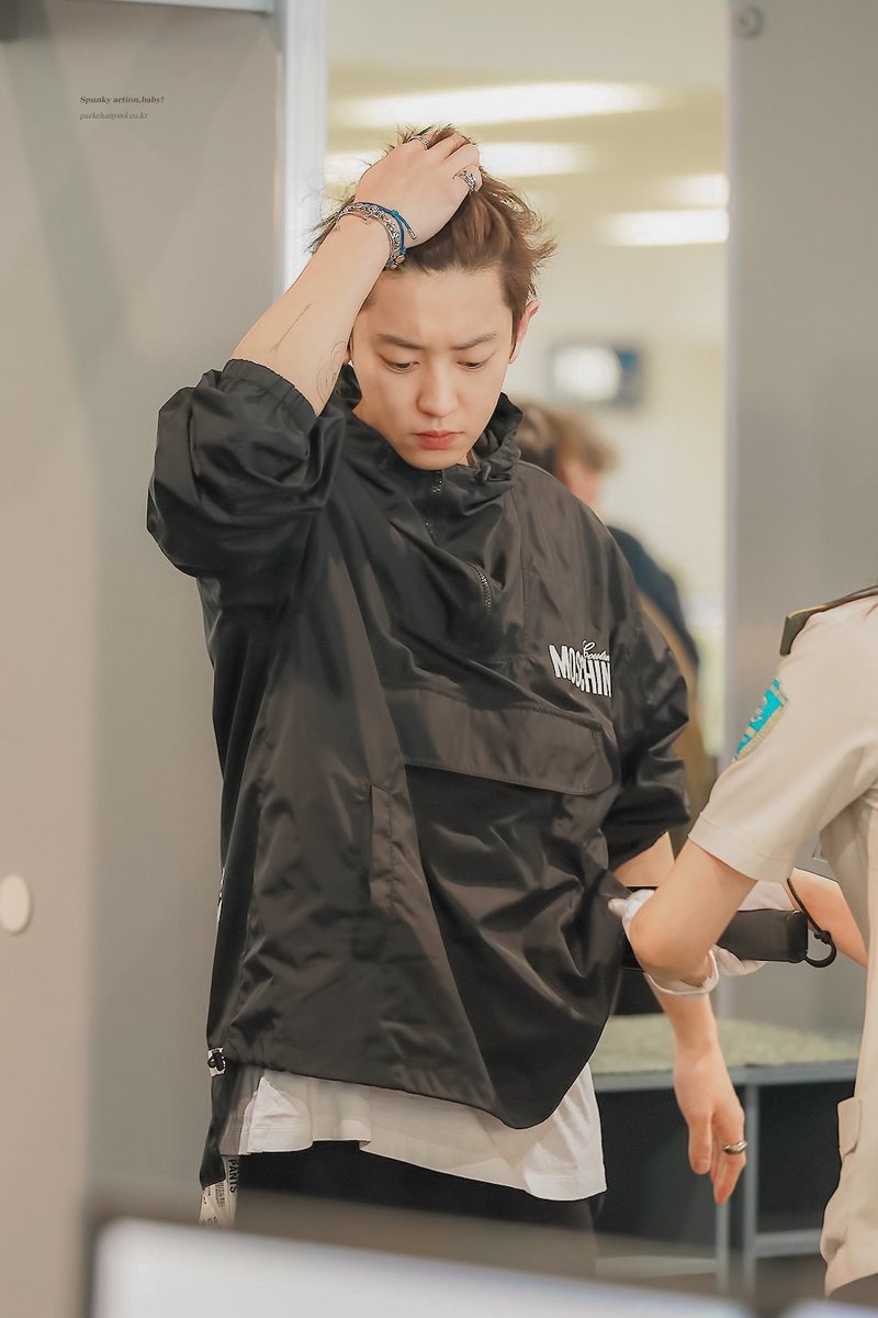 hourlyEXO's tweet photo. [@weareoneEXO #CHANYEOL] https://t.co/UYB823HPi7