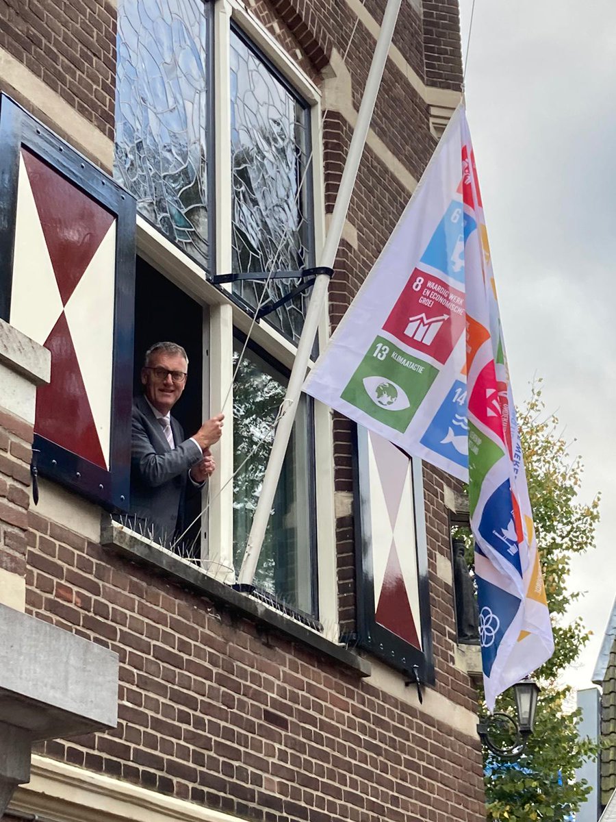 Vanochtend hees burgemeester Hans Janssen de #GlobalGoals-vlag, om te laten zien dat wij ons, samen met onze partners in de regio Hart van Brabant, inzetten voor een duurzame, inclusieve samenleving. #Gemeenten4GlobalGoals #samenvoordeSDGs