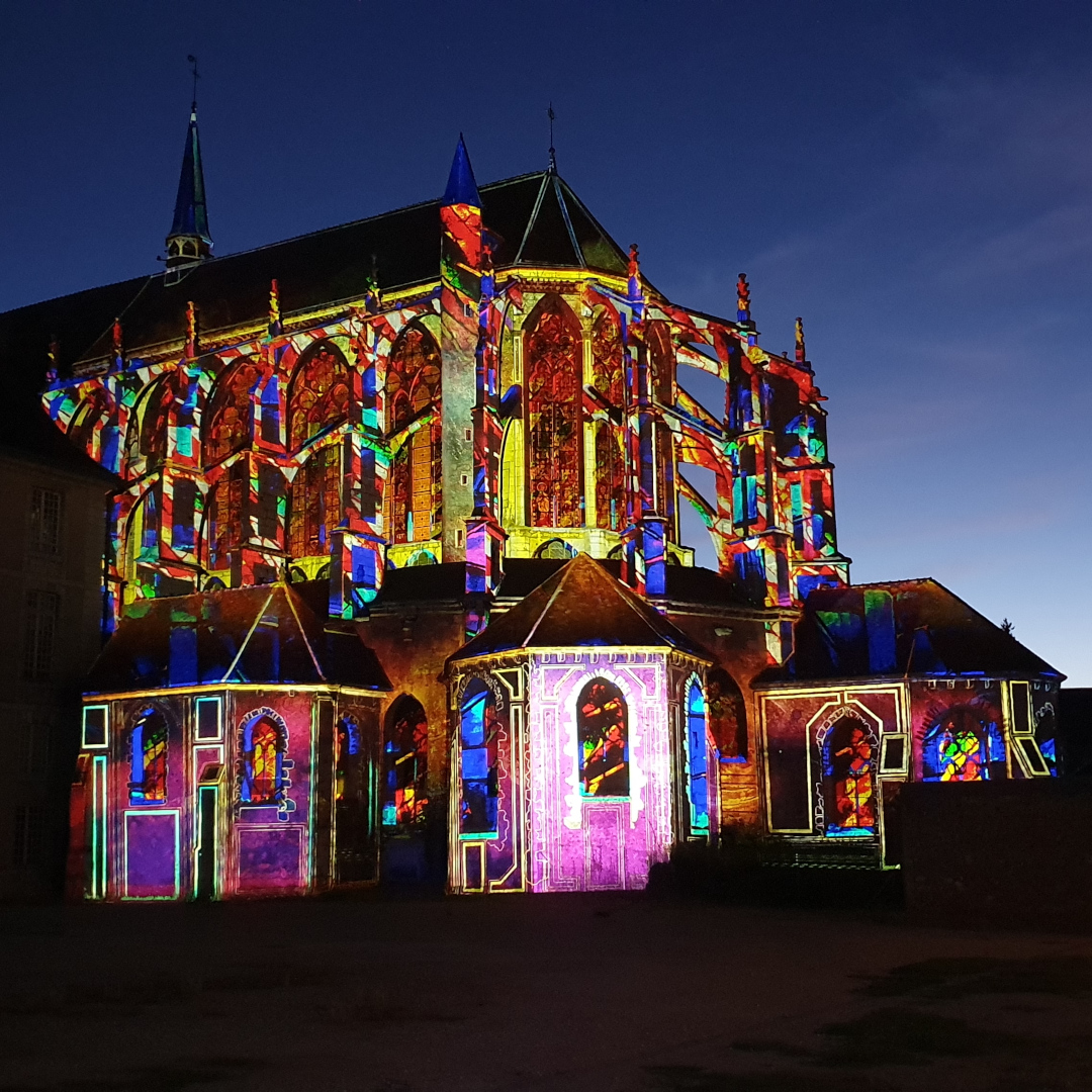 Point d'orgue de la 17e édition de #Chartresenlumieres, la nouvelle scénographie de l'église Saint-Pierre est axée sur la mise en valeur de l'architecture gothique de l'édifice ► bit.ly/eglisesaintpie… ⛪✨ #Chartres

Elle a été réalisée par BK digital art company. 🙌
