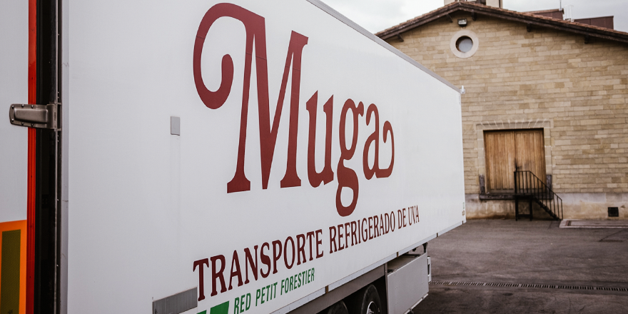 bodegasmuga's tweet photo. ¿Sabes cómo transportamos las uvas desde el viñedo a la bodega? 🍇 Lo hacemos en camiones refrigerados ✨. Mantiene el fruto a una temperatura ideal para conservarlo con toda la calidad 😊🍇 https://t.co/QBXirJIeNG