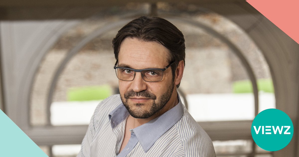 Tom Vandooren is docent aan de Arteveldehogeschool, auteur en consultant. Regelmatig kijkt hij voor VIEWZ met een kritische en uitdagende blik naar de zorg- en welzijnssector. Dit onder het motto “drup &amp; drover”: soms er boenk op, nu en dan er los over … connect-to-viewz.be/highlight/7402…