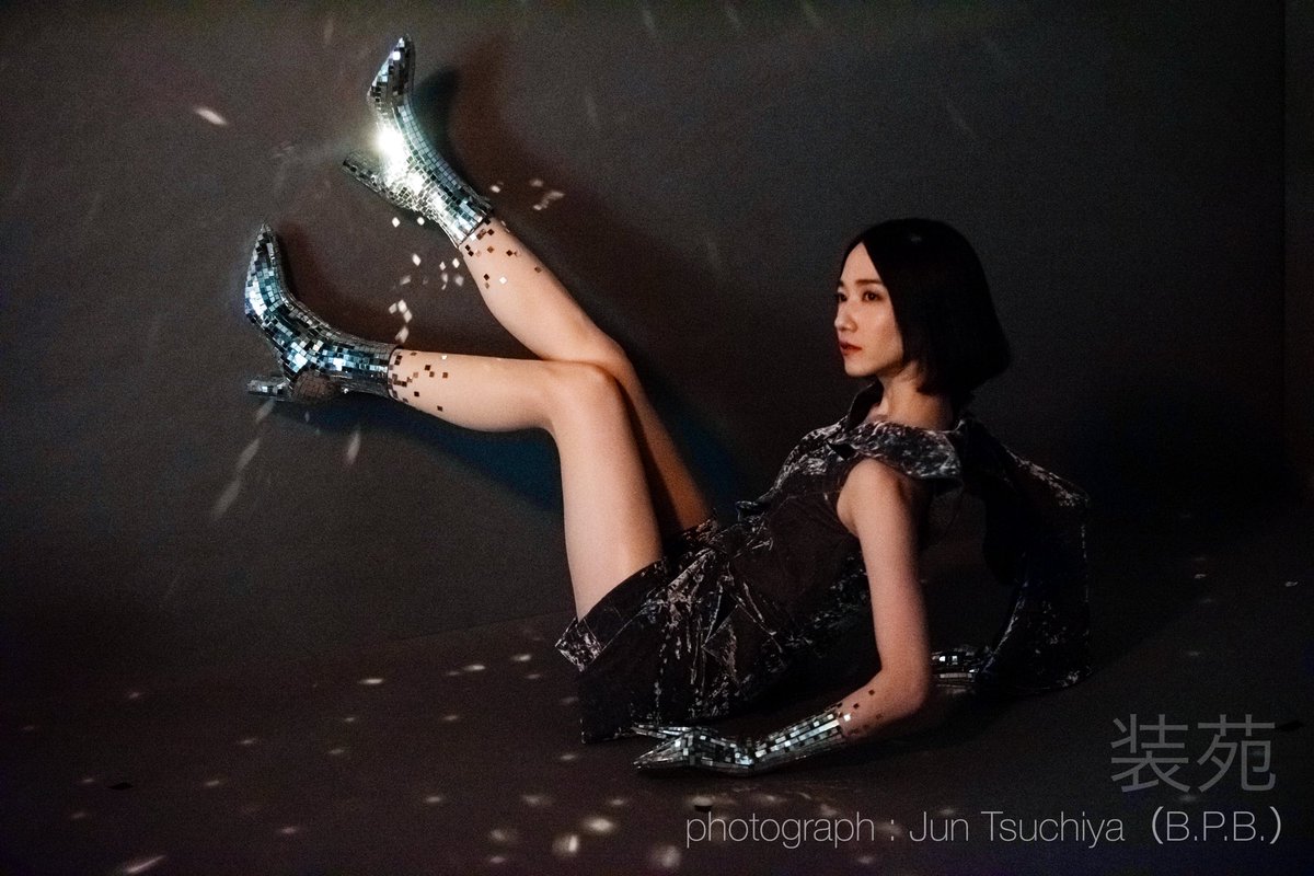 fashionjp's tweet photo. 装苑9/28発売まであと3日!毎日お届けするPerfumeの11月号撮影ダイアリー✨
今日は、ミラーボールブーツでの光を表現してくれたのっちさんを。とってもハードな姿勢のはずなのにスタッフと試行錯誤してくださり、表情も姿勢も終始美しいのが印象的でした。
#prfm #Perfumediary https://t.co/FyZqvH6as8