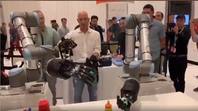 hmedbrahim's tweet photo. The Tactile TeleRobot is alive #AI #freakingAI #CES2020
>> https://t.co/caZppHAt5W https://t.co/oXYMdrBDFM