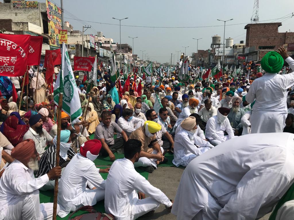BhagwantMann's tweet photo. पूरे देश में आज किसान-मजदूर खेती बिल के खिलाफ सडकों पर हैं कि इस कानून से वो भूखे मर जाएंगे....
 लेकिन 'राष्ट्रवादी मीडिया' कंगना..रिया..दीपिका..करन जौहर कब क्या  खाते थे यह बताते हुए 
"किसान-मजदूर मीडिया से कोसों दूर" https://t.co/Wy7TGTqZK1