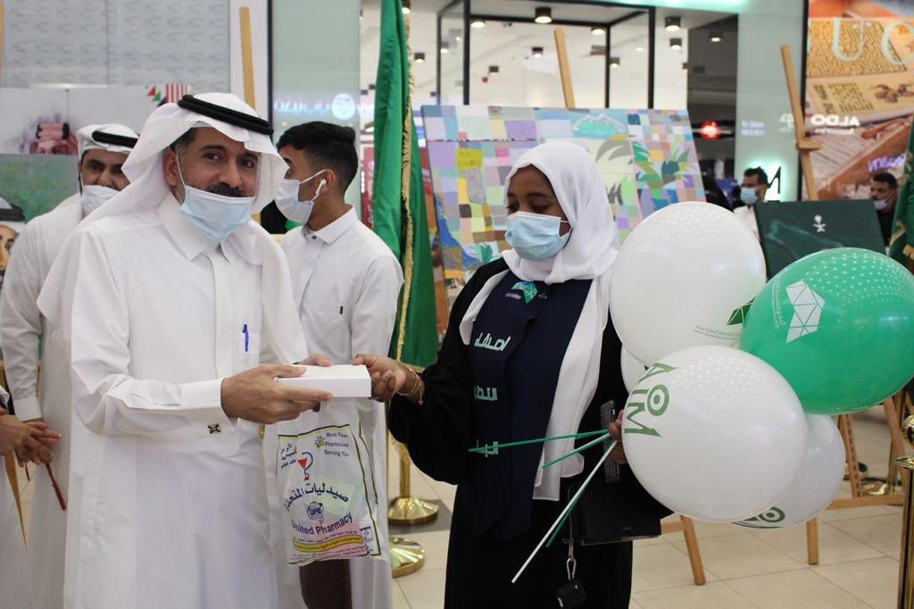 roaya_vol's tweet photo. مشاركة أصدقاء التطوع البلدي 
 باحتفالات #اليوم_الوطني_السعودي90 🇸🇦

🔘بعدة مواقع مختلفة :
☑️ فعاليات المقاهي 🤍
☑️ فعالية سباق الدراجات💚 
☑️ مبارة لكرة القدم 🤍
☑️ معرض الفن التشكيلي #همة_حتى_القمة_90 في أسواق مكة مول 💚
 
مع تطبيق البروتوكولات و الإجراءات الإحترازية https://t.co/c8HsSJ1Asx