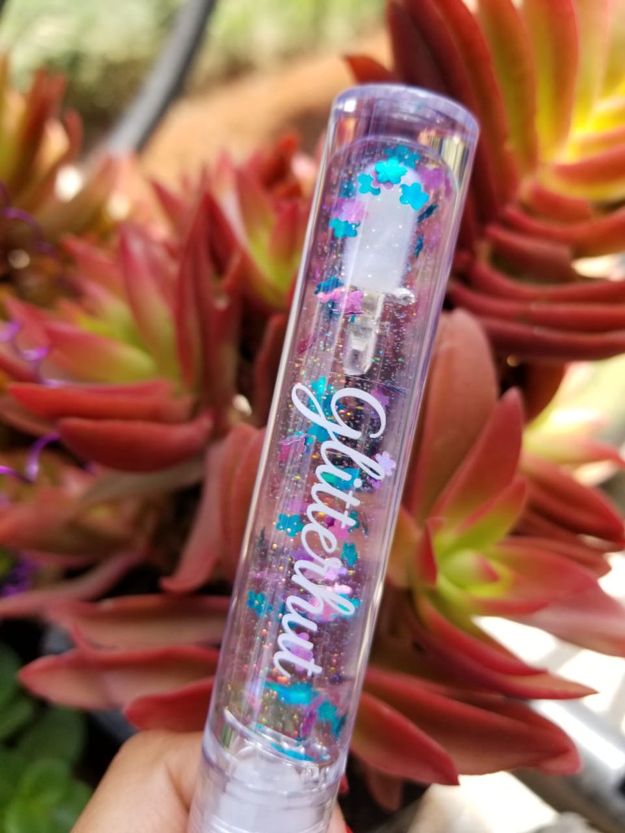 DelSavy's tweet photo. She recently started her gloss line and I'd love to plug all my girls on here. Glitterhut clear and nude glosses@600bob😊 https://t.co/WiIUZNYlLE