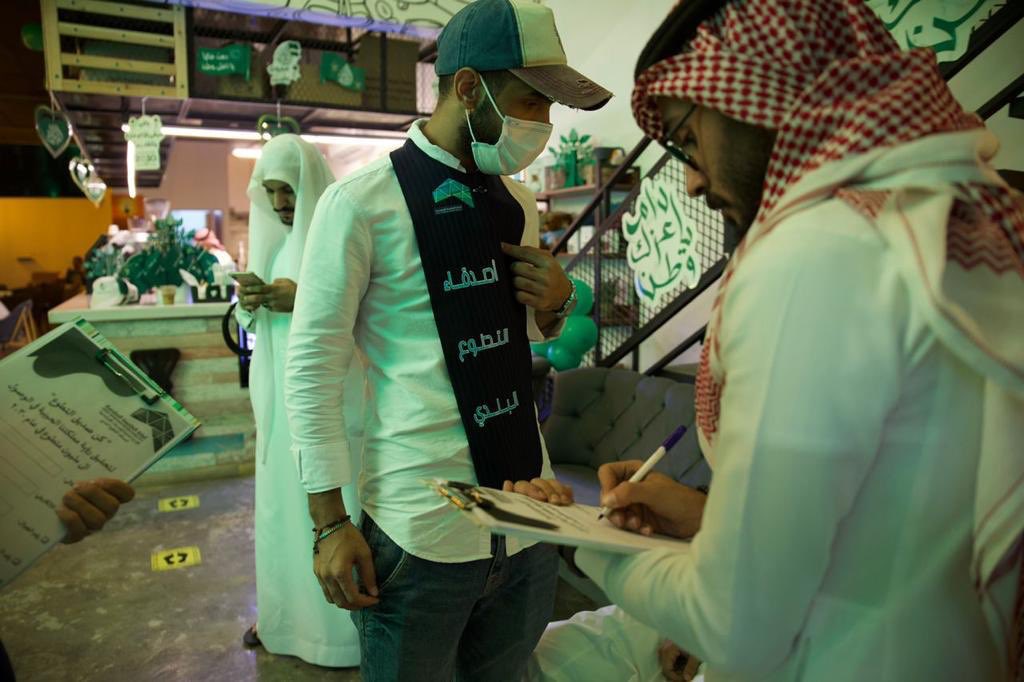 roaya_vol's tweet photo. مشاركة أصدقاء التطوع البلدي 
 باحتفالات #اليوم_الوطني_السعودي90 🇸🇦

🔘بعدة مواقع مختلفة :
☑️ فعاليات المقاهي 🤍
☑️ فعالية سباق الدراجات💚 
☑️ مبارة لكرة القدم 🤍
☑️ معرض الفن التشكيلي #همة_حتى_القمة_90 في أسواق مكة مول 💚
 
مع تطبيق البروتوكولات و الإجراءات الإحترازية https://t.co/7lQc5VHqSZ