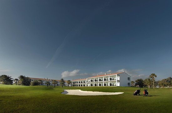 CaprichosMusic's tweet photo. Málaga Golf es mucho más que un campo de Golf. Está ubicado en una zona tranquila, con vistas directas al mar mediterráneo y acceso directo a una magnífica playa de suave arena blanca. En su suave césped disfrutaremos de la inolvidable música de Ara Malikian. https://t.co/7gVNikSGpU