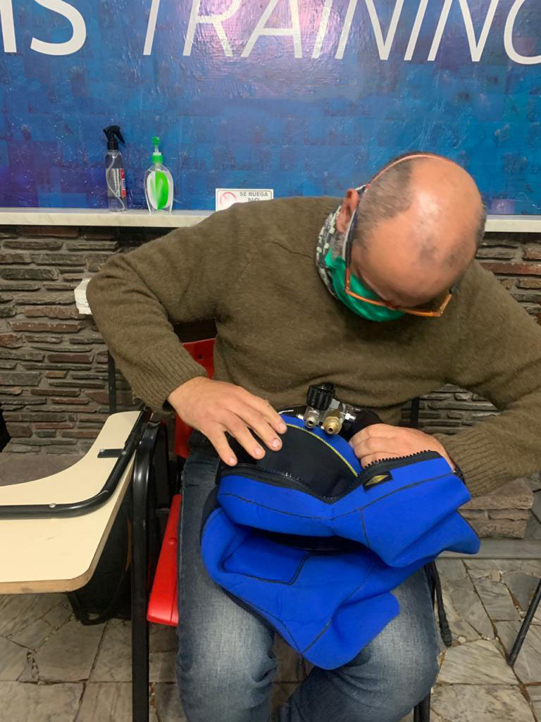 hstrainingpro's tweet photo. Seguimos con nuestro #curso de #Tecnico #KibyMorgan
Les compartimos algunas fotos de la parte #practica ✋🤚
#argentina #buzocomercial #buzocomercialadci #buzoprofesional #adci #divelab #buceocomercialargentina #km #km37 https://t.co/kGqvsFU7KG