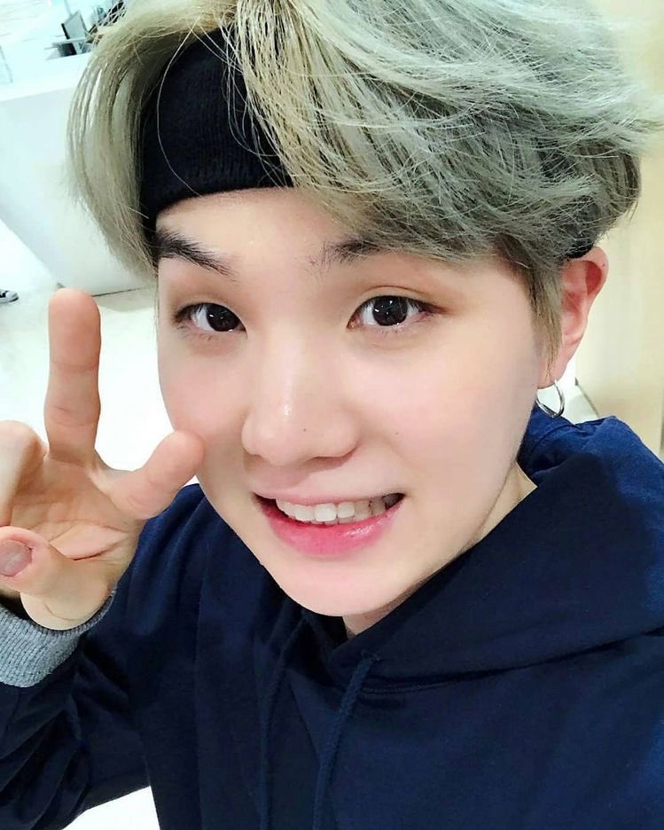 nothing in the world is better than yoongi’s selcas - a short but ADORABLE thread
