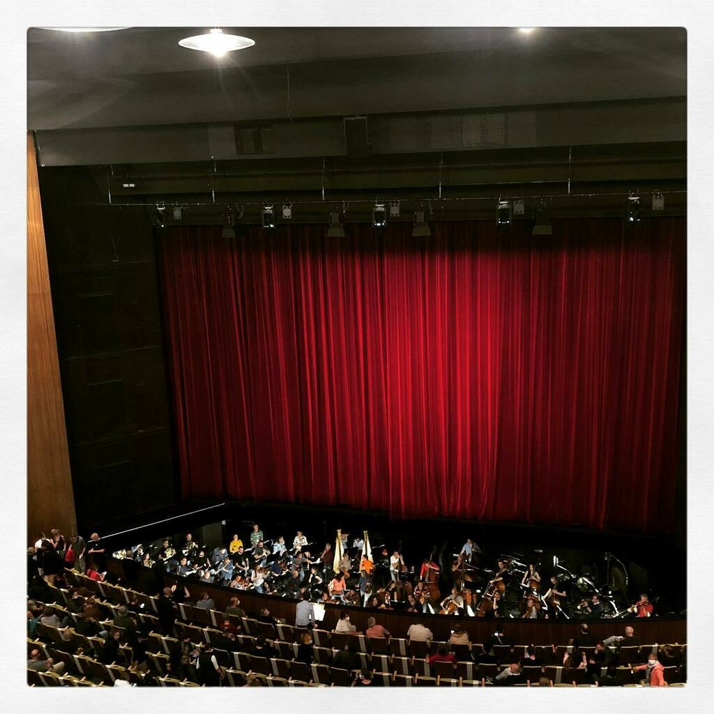 #miracle on #bismarckstrasse ! So #grateful and #proud to call @deutscheoperberlin my #placeofwork in these #challengingtimes ! This photo was taken just before the start of the #dressrehearsal #gp  of #stefanherheim ´s #walkure yesterday. The #orchestra and #company are all…