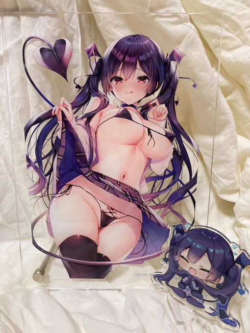 りあすちゃんフィギュアあみあみ限定版のアクリルパネルのサンプルをいただきました!綺麗で飾りやすい(??)スタンドタイプとサイズ感です😈 
