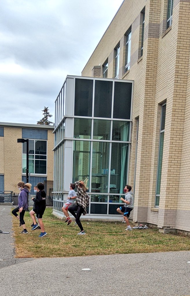 louismorin1987's tweet photo. Les 7e année pratiquer leur routine d'entraînement à l'extérieur pour le cours de danse! @Franco_Cite @ecolecatholique #experienceauthentique #elevesengages #repensonsnotreenseignement https://t.co/kcKkKqCfs7