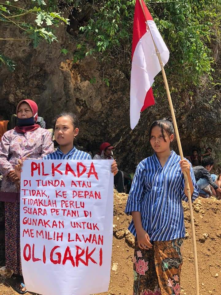 Dandhy_Laksono's tweet photo. Petani pegunungan Kendeng memperingati Hari Tani Nasional. Pesan di poster: Ada atau tak ada Pilkada, suara petani bukan untuk oligarki.

Foto: JMPPK https://t.co/0P6IFOqSey