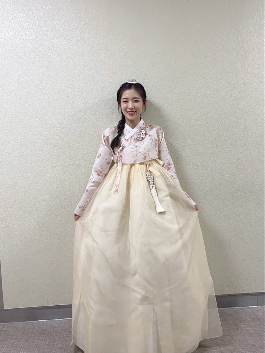 OHMYGIRL_offcl's tweet photo. [#OhTimes] 200925 뮤직뱅크 📸

뮤직뱅크에서 아린MC와 함께 미리 만나 본 추석🌝

#오마이걸 #OHMYGIRL #아린 https://t.co/2FKDqaDIhk