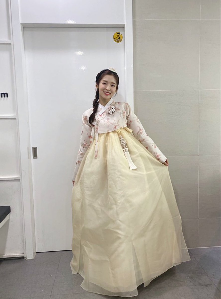 OHMYGIRL_offcl's tweet photo. [#OhTimes] 200925 뮤직뱅크 📸

뮤직뱅크에서 아린MC와 함께 미리 만나 본 추석🌝

#오마이걸 #OHMYGIRL #아린 https://t.co/2FKDqaDIhk