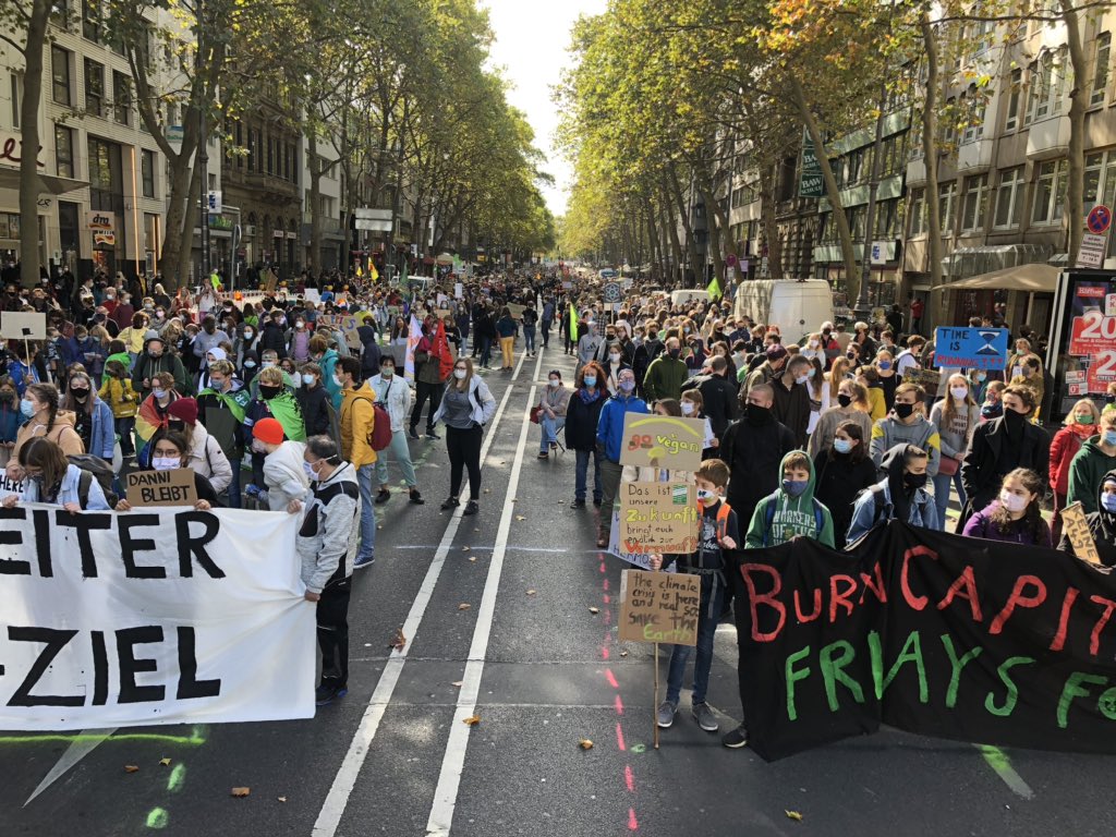 FFF_Koeln's tweet photo. Unser Kundgebungsort ist voll! Wir verlagern jetzt die Bühne, um mehr Platz für alle Menschen zu schaffen. Wie war das nochmal mit „toter Bewegung“? Unser Kampf für Klimagerechtigkeit ist nicht aufzuhalten! #KeinGradWeiter https://t.co/9cYxio9usi