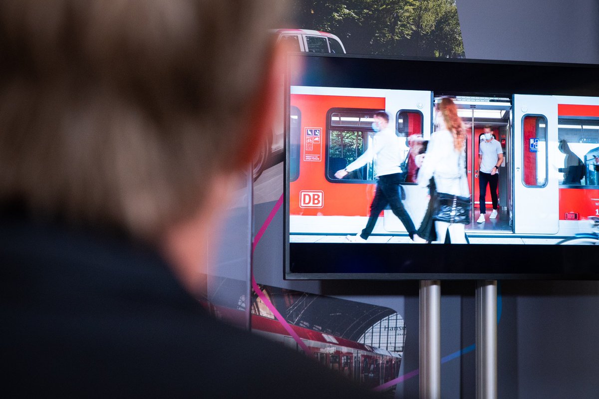 Hamburger Senat (@senat_hamburg) on Twitter photo Zuverlässiger, komfortabler & umweltfreundlicher: Hamburg verlängert Smart-City-Partnerschaft mit <a href="/DB_Presse/">Deutsche Bahn AG</a>. <a href="/TschenPe/">Peter Tschentscher</a>: "Mit selbstfahrenden Bahnen & Bussen, Vernetzung verschiedener Angebote sowie neuen Dienstleistungen wird Hamburg zur Modellstadt für Mobilität der Zukunft.“ Zuverlässiger, komfortabler & umweltfreundlicher: Hamburg verlängert Smart-City-Partnerschaft mit <a href="/DB_Presse/">Deutsche Bahn AG</a>. <a href="/TschenPe/">Peter Tschentscher</a>: "Mit selbstfahrenden Bahnen & Bussen, Vernetzung verschiedener Angebote sowie neuen Dienstleistungen wird Hamburg zur Modellstadt für Mobilität der Zukunft.“