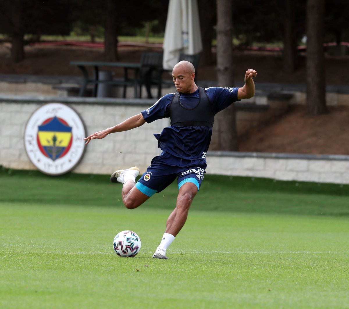 Fenerbahce's tweet photo. Günün antrenmanı ✅ https://t.co/Oelmuqe4TE