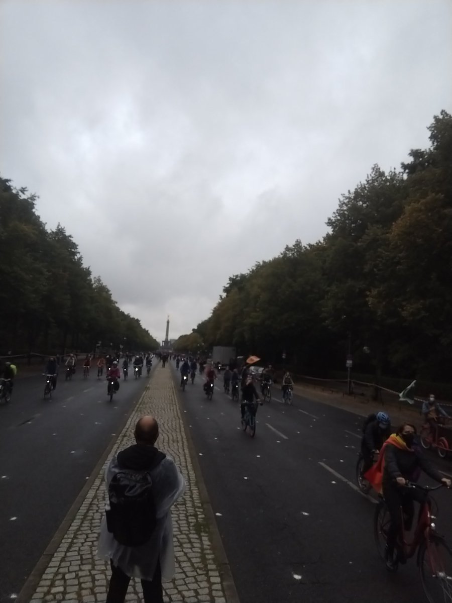 Der erste Fahrradzubringer kommt gerade von der #Siegessäule #KeinGradWeiter #Klimastreik