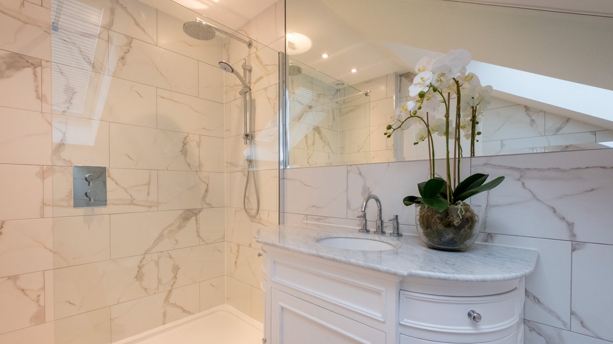 Utterly thrilled with how this gorgeous ensuite bathroom came out! 😍😍

#followthewooldridge #isleofwight #isleofwightinteriors #interiordesignerisleofwight #luxurybathroom #bathrooms #showerrooms #FridayFeeling