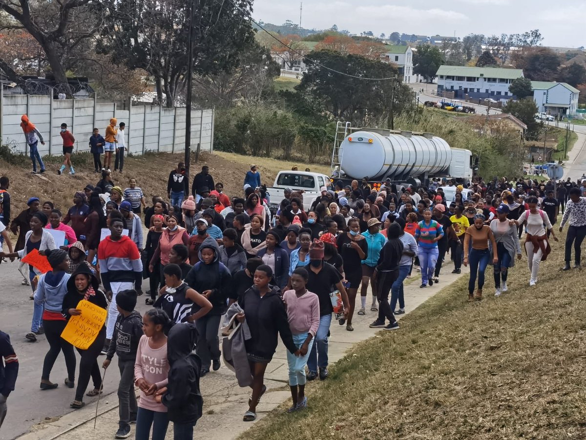 ewnreporter's tweet photo. #ECprotest An Eastern Cape man is in court today after attacking a young woman, stabbing her multiple times in Alexandria. Community members are protesting to oppose his bail. KP
Pictures: Supplied https://t.co/jmxLN8olIs