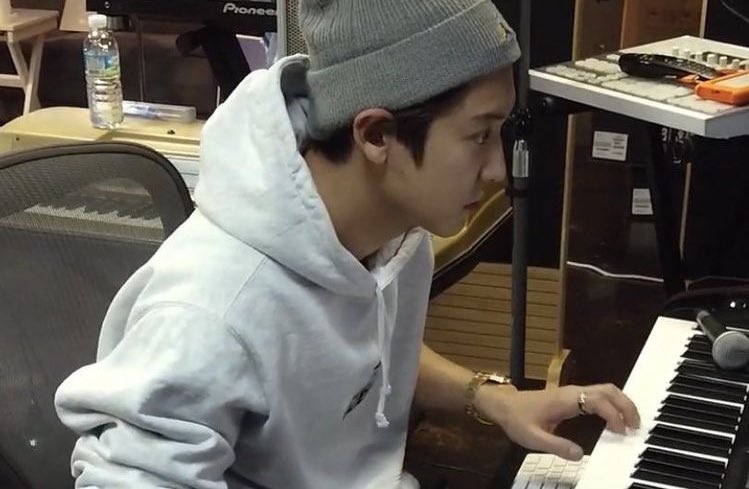 puppysmut_cb's tweet photo. Prompt

In which hyunnie finds something pretty and wants to show it to yeollie. :3 https://t.co/R44UVwekWW