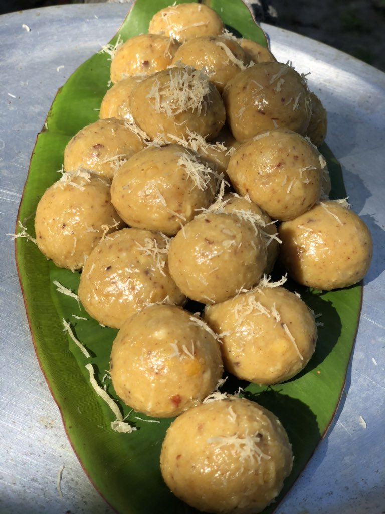 AliZidhna's tweet photo. Besan ladoo 
#indiandesserts #indiasweets #ladoos #besankiladoo https://t.co/vQ0slriIbG