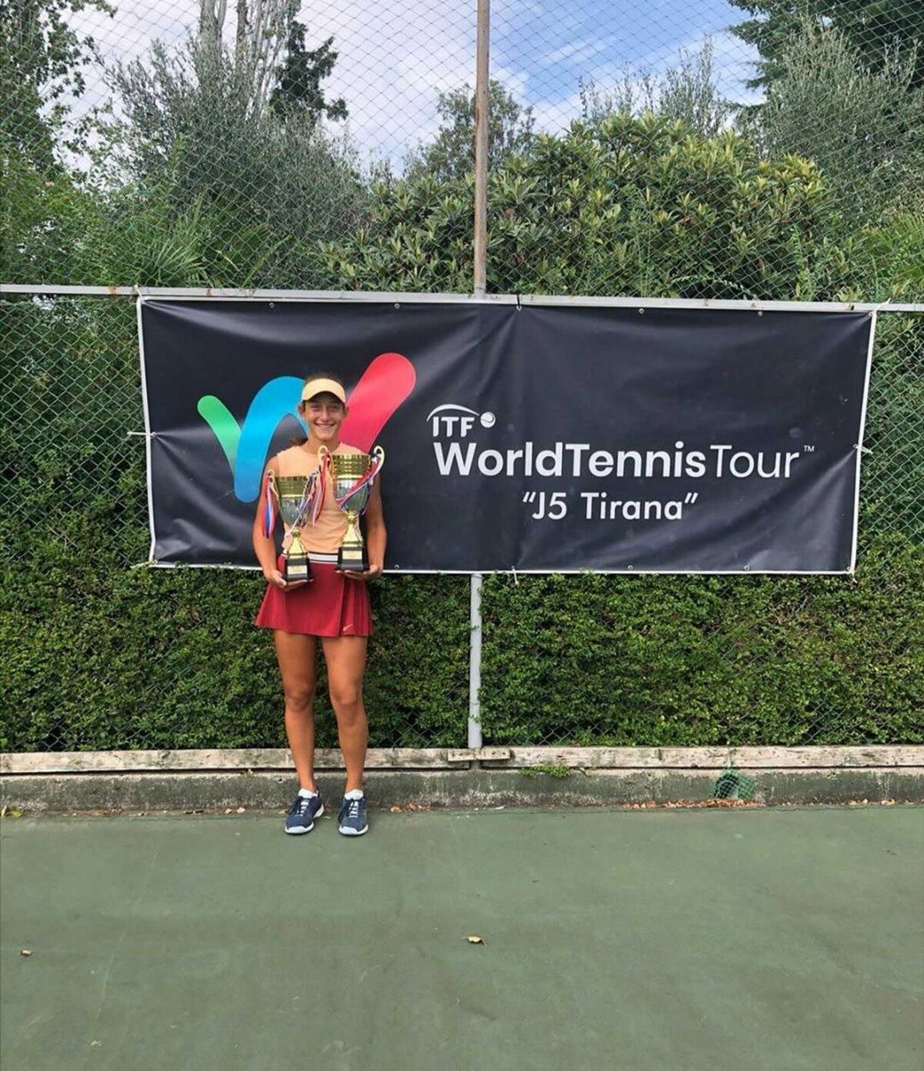 TTForgtr's tweet photo. 🇹🇷 Leyla Elmas tekler finalinde 1 numaralı seri başı 🇭🇺 Luca Udvardy'i 6-4, 6-1'lik setlerle yenerek şampiyonluğa ulaştı. 

🇹🇷 Leyla Elmas- Luca Udvardy 🇭🇺 ikilisi çiftler finalinde 🇹🇷 Nisa Bulut-Ada Karabacak 🇹🇷 çiftini 4-6, 6-2, 11-9 yenerek şampiyonluğu elde etti. https://t.co/pzJQ3yJdY6