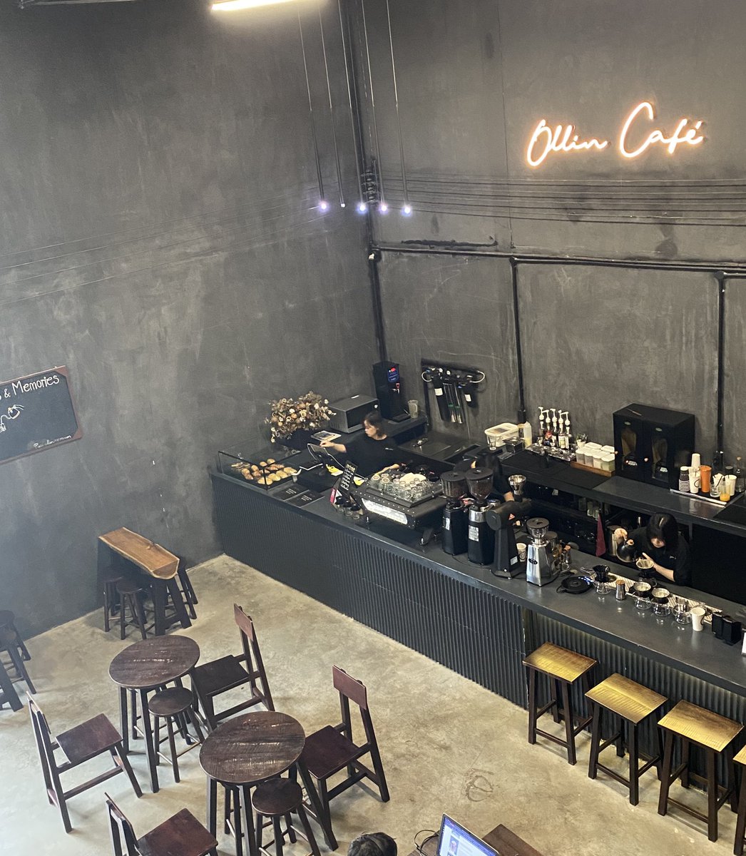 vnshocker's tweet image. ホーチミンにはいたるところにこれでもかとカフェがあり、お洒落カフェも多い。

私もよくいきますが、あの中にいると自分のクリエイティブが少し上がったような気になる。あくまで気になる。
でもその思い込みは大事。