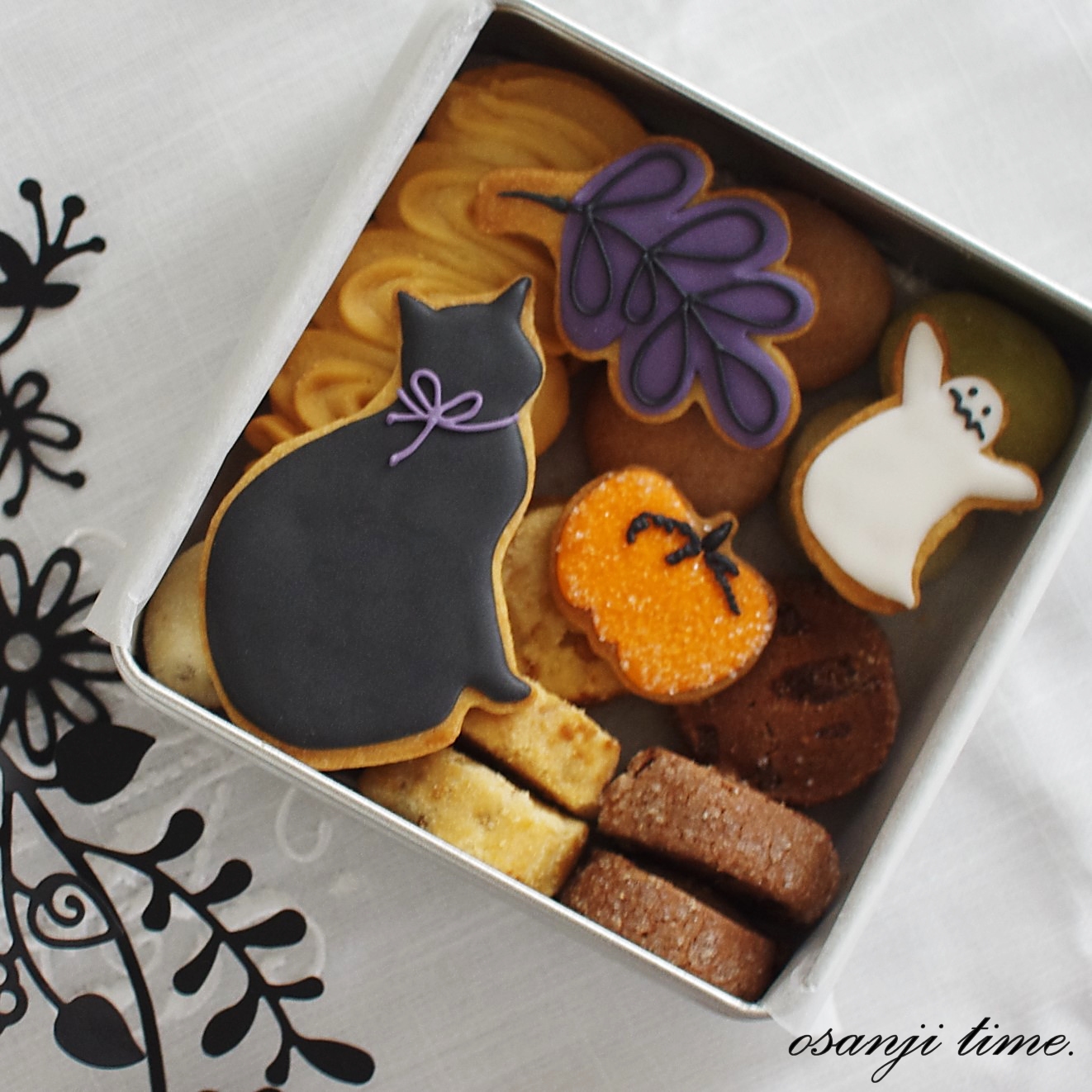 菓子工房 Osanji Time Ikebukuro Living Loop Online 明日 9 26 開催 限定商品 1 ハロウィン缶 ハロウィンモチーフのアイシングクッキーを入れた人気のクッキー缶 下のサブレは5種類 チョコ くるみ 抹茶 いちご メープル
