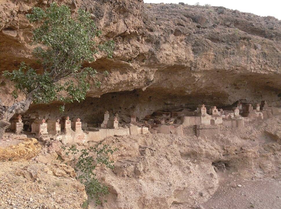 IraninMi's tweet photo. #HaftadMolla, "settanta #mullah", cimitero 'nobile' di oltre 800 anni fa, villaggio di Tamin, provincia di #Mirjaveh, #SistanBaluchestan. A forma di arco, scavato nella roccia, riparato e ben conservato. Lo stile delle tombe ricorda #Pasargade e #GureDokhtar. #Iran
#Turismo https://t.co/8lVG5mM3kK