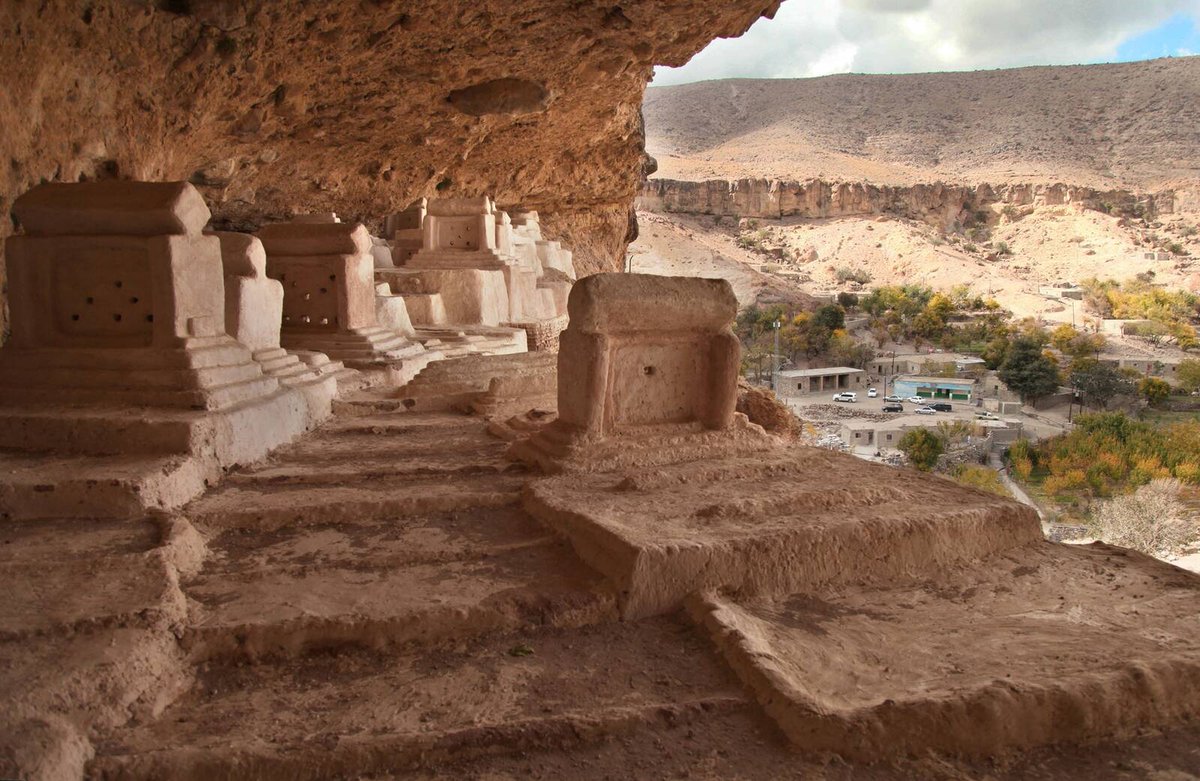 IraninMi's tweet photo. #HaftadMolla, "settanta #mullah", cimitero 'nobile' di oltre 800 anni fa, villaggio di Tamin, provincia di #Mirjaveh, #SistanBaluchestan. A forma di arco, scavato nella roccia, riparato e ben conservato. Lo stile delle tombe ricorda #Pasargade e #GureDokhtar. #Iran
#Turismo https://t.co/8lVG5mM3kK