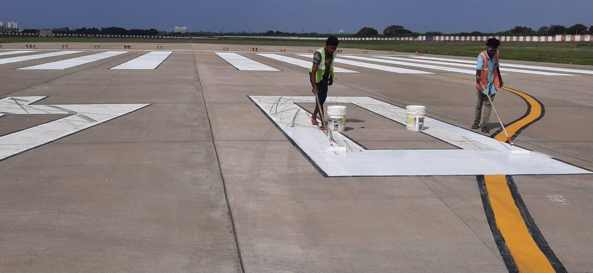aaistvairport's tweet photo. ICAO और DGCA द्वारा निर्धारित नागर विमानन मानकों का पालन सुरक्षित संचालन के लिए अनिवार्य है, रनवे चिह्नों की नियमित पेंटिंग भी ऐसी ही एक आवश्यकता है, जिसका पालन हमारी Engg टीम सभी प्रकार के मौसम में करती है।
#SafeFlightOperations
@AAI_Official
@aairedwr
@DGCAIndia
@MoCA_GoI https://t.co/tBAJWVYkaL