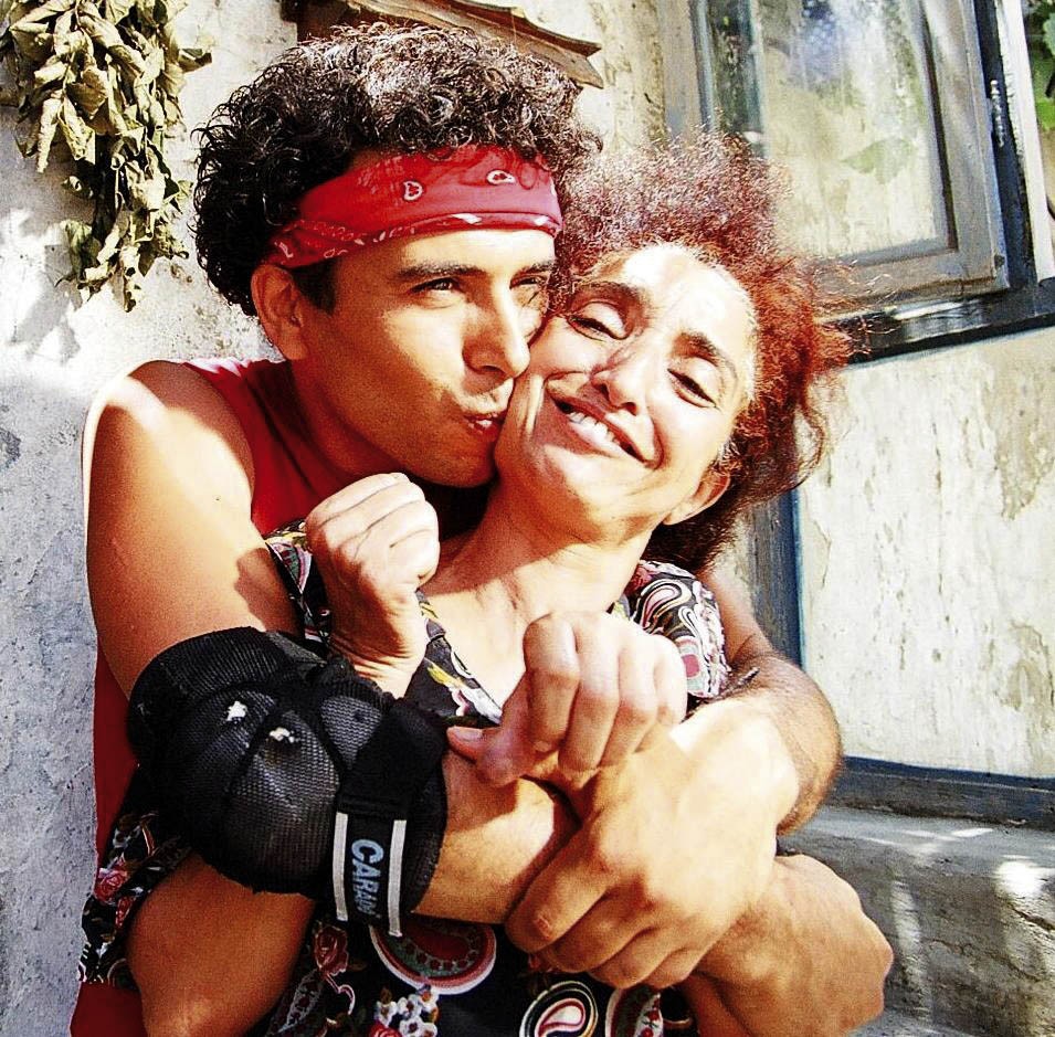 Making of s’appuie sur une écriture linéaire. L’histoire commence par des pieds qui marchent, ce qui suggère un (des) chemin(s) à suivre, et finit par un groupe qui suit une route rectiligne.
#cinemattack #CinémaTunisien #nouribouzid
cinemattack.org/fr/cinema-tuni…