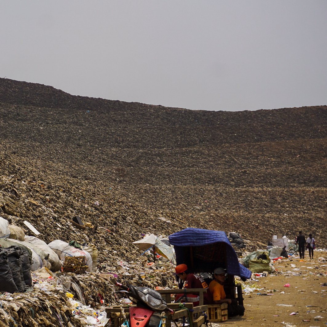 VICE_ID's tweet photo. Bom Waktu dari Aktivitas Gunung Sampah 'Terbesar Sedunia' Dekat Jakarta: https://t.co/hwecOHkbkM https://t.co/x3ZOfjfZ5z