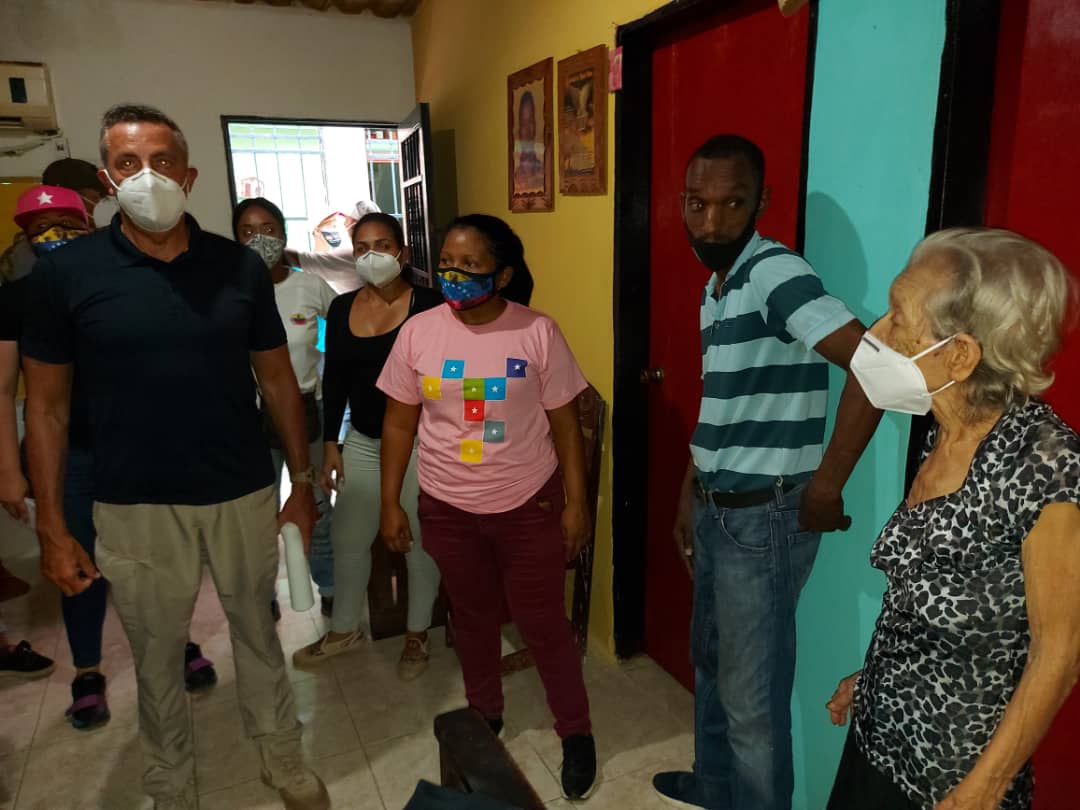 Este jueves asistí a la juramentación del comando de campaña en el sector Barrio Aeropuerto , parroquia Urimare, junto a la camarada y también candidata Jazmín Reyes.
Además, tuve el agrado de visitar tres viviendas de la zona que fueron recuperadas en revolución 
#VenVamosJuntos