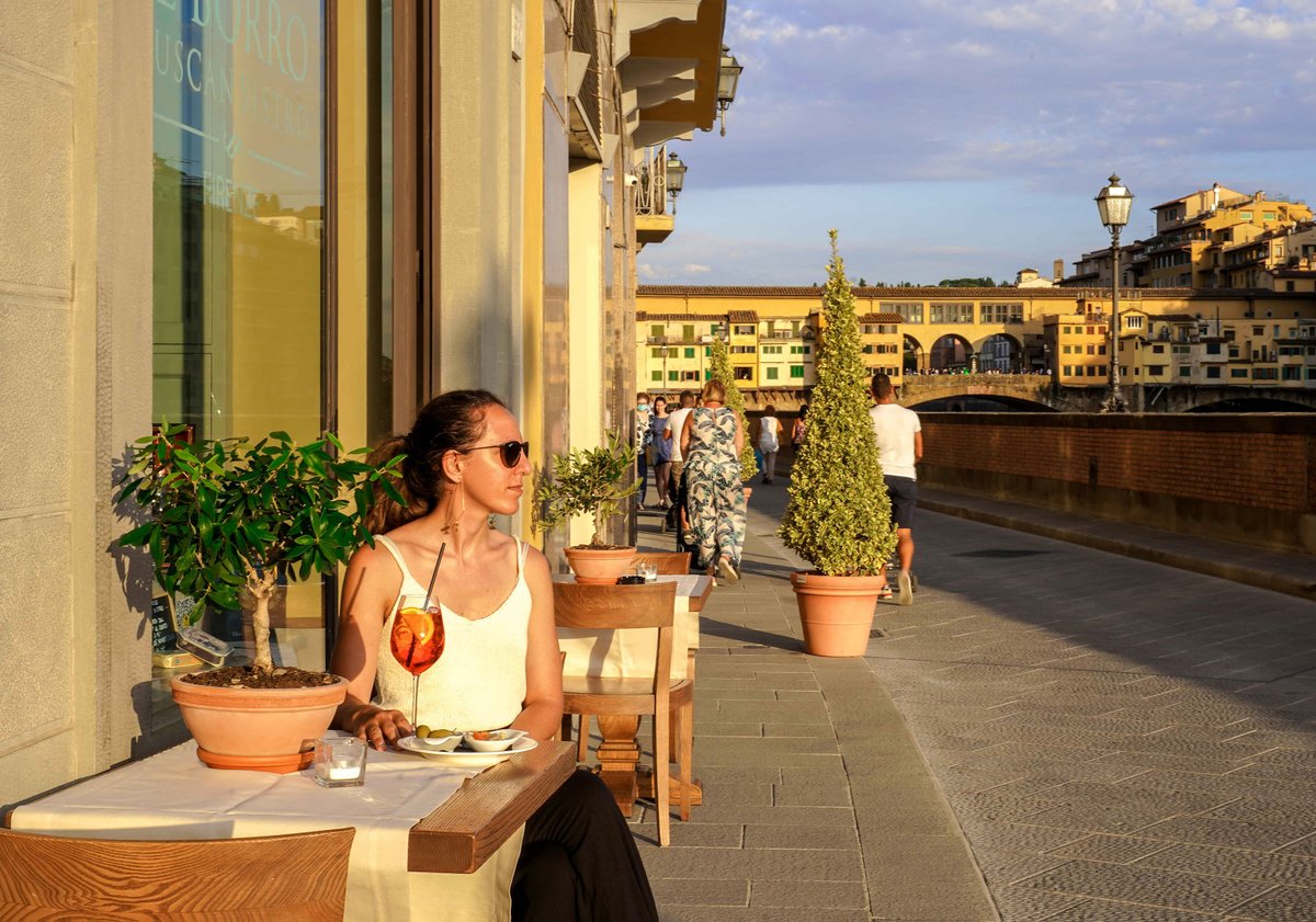 Il tramonto è il momento perfetto per godere di una bellissima luce che accarezza il centro storico di #Firenze, accompagnati da un buon calice di vino o cocktail.

#ilborrotuscanbistro
