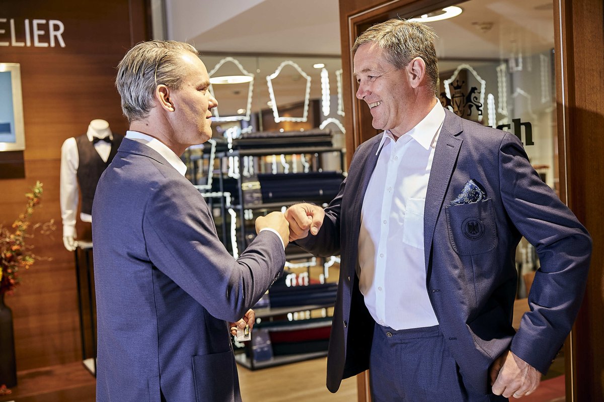 walbusch's tweet photo. DHB Bundestrainer Alfred Gislason war heute zu Gast bei uns in Solingen: nach der Einkleidung gab es noch eine exklusive Pressekonferenz mit ihm und Walbusch-Geschäftsführer Marcus Leber. #walbusch @DHB_Teams https://t.co/uglCr83n05