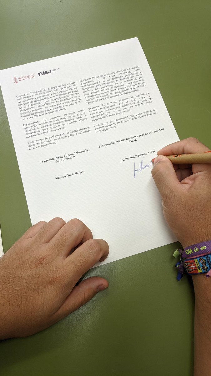 CJXativa's tweet photo. Hui @GDelegido, president del @CJXativa ha signat el conveni de col•laboració amb el @GVAivaj.

Aquest conveni junt amb el de l'Ajuntament de Xàtiva i altres subvencions fan possible la tasca del CJX. Gràcies @conselljove pel vostre suport! #conveni #IVAJ #joventut https://t.co/BbCg4Cr9b5