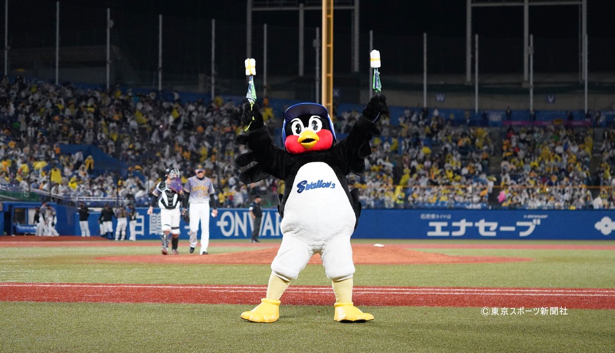 東スポ写真部 Sur Twitter プロ野球 年9月25日 神宮 東京ヤクルトスワローズ 阪神タイガース 大勢のファンで埋まったスタンドを前に 東京音頭 を盛り上げる つば九郎 ヤクルト スワローズ Swallows 東スポ写真部 Sur Twitter プロ野球 年9月25日 神宮 東京ヤクルトスワローズ 阪神タイガース 大勢のファンで埋まったスタンドを前に 東京音頭 を盛り上げる つば九郎 ヤクルト スワローズ Swallows
