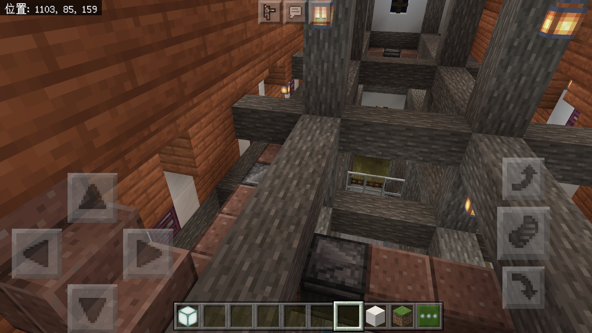 名我 このタンク覚えているでしょうか 左の緑色の液体 例の培養液です そして配管をたどるとサイロに偽装した場所に溜められて下から吸い上げて畜舎の屋根裏へ つづく マイクラ Minecraft 天クラマイクラ部 T Co Akm1vedtms T Co