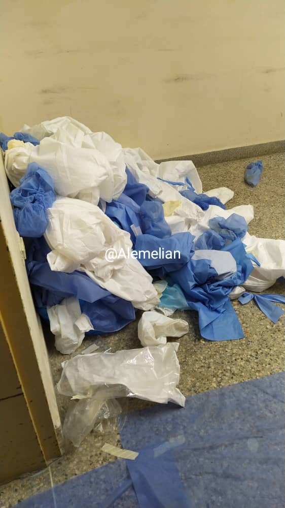 Alemelian's tweet photo. 7:49am Nuevamente los pacientes de UCI de la CHET están sin personal de atención, las 3 enfermeras q llegaron a cumplir su turno indican q no tienen el equipo de protección que necesitan para entrar a trabajar, dicen que el que les proporciona el hospital no es el adecuado #25sep https://t.co/CnlO87FDpB